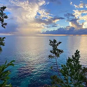 Oceanfront W/ Free Parking + High Speed Wifi , Negril Jamaica